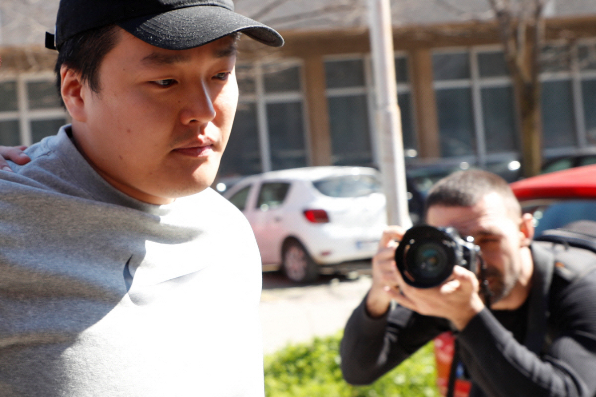 ▲권도형 테라폼랩스 대표가 지난달 24일(현지시간) 몬테네그로 법원으로 연행되고 있다. (로이터/연합뉴스)

