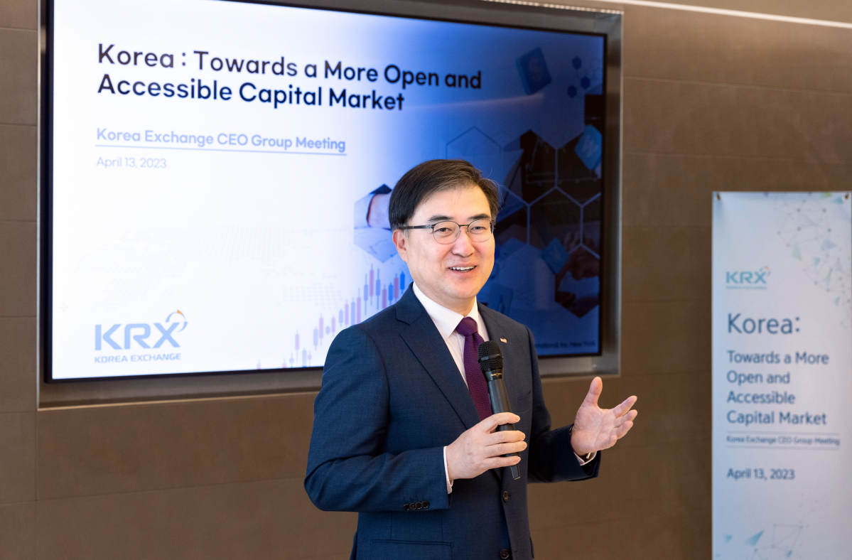 ▲손병두 한국거래소 이사장이 13일 오후(현지시각) 미국 뉴욕에서 글로벌 투자자들을 대상으로 '한국 자본시장 홍보 및 시장접근성 개선 관련 설명회'를 진행하고 있다. (사진= 한국거래소)