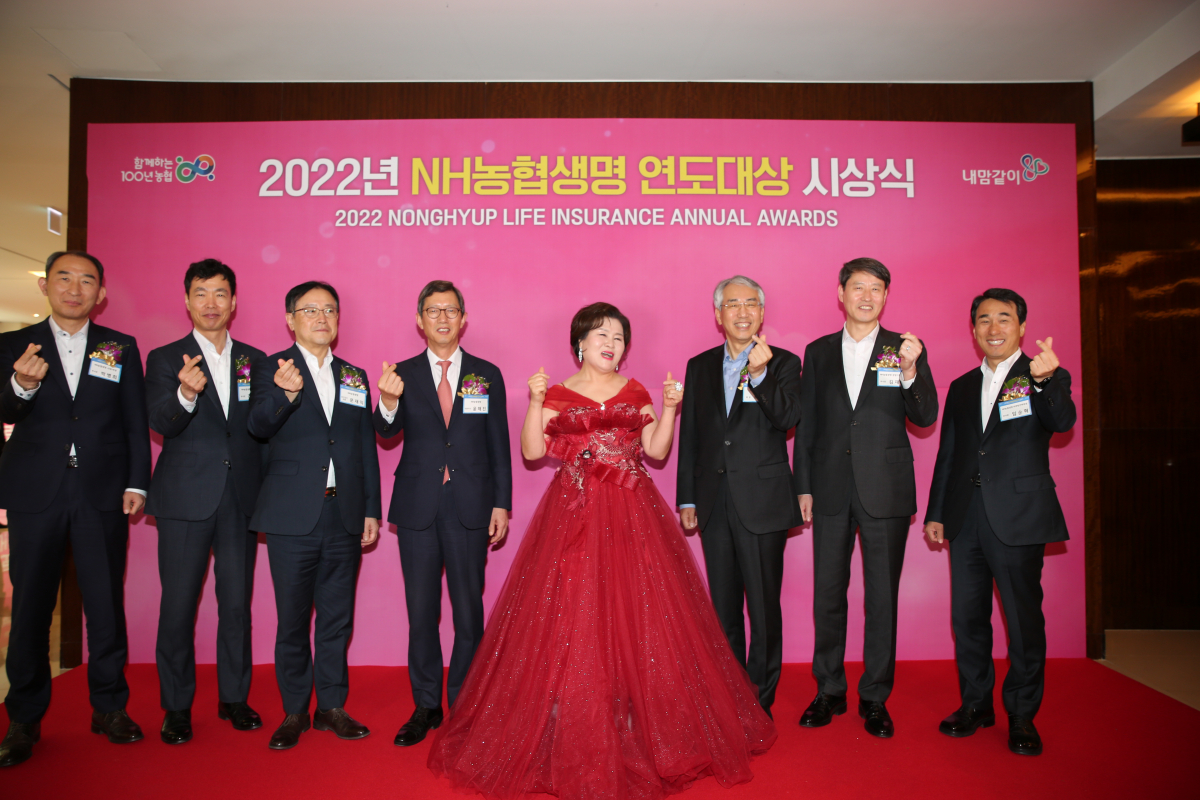 ▲13일(목) 서울 소공동 조선호텔에서 열린 NH연도대상 시상식에서 대상 수상자 심수연FC(가운데), 농협금융지주 이석준 회장(오른쪽 세번째), NH농협생명 윤해진 대표(왼쪽 네번째)와 NH농협생명 부사장들이 함께 기념촬영을 하고 있다.