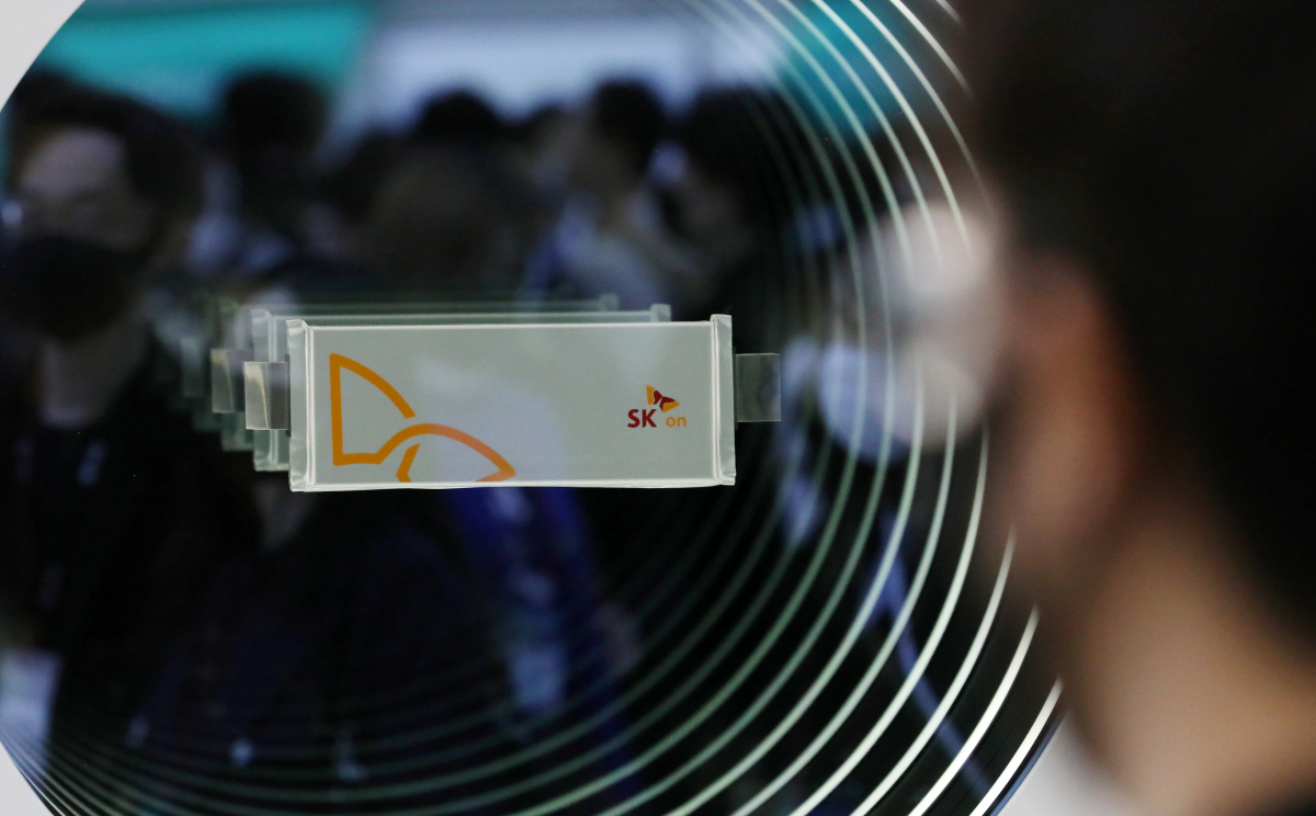 ▲지난달 15일 서울 강남구 코엑스에서 열린 2023 인터배터리를 찾은 관람객이 SK온 부스를 둘러보고 있다. (뉴시스)