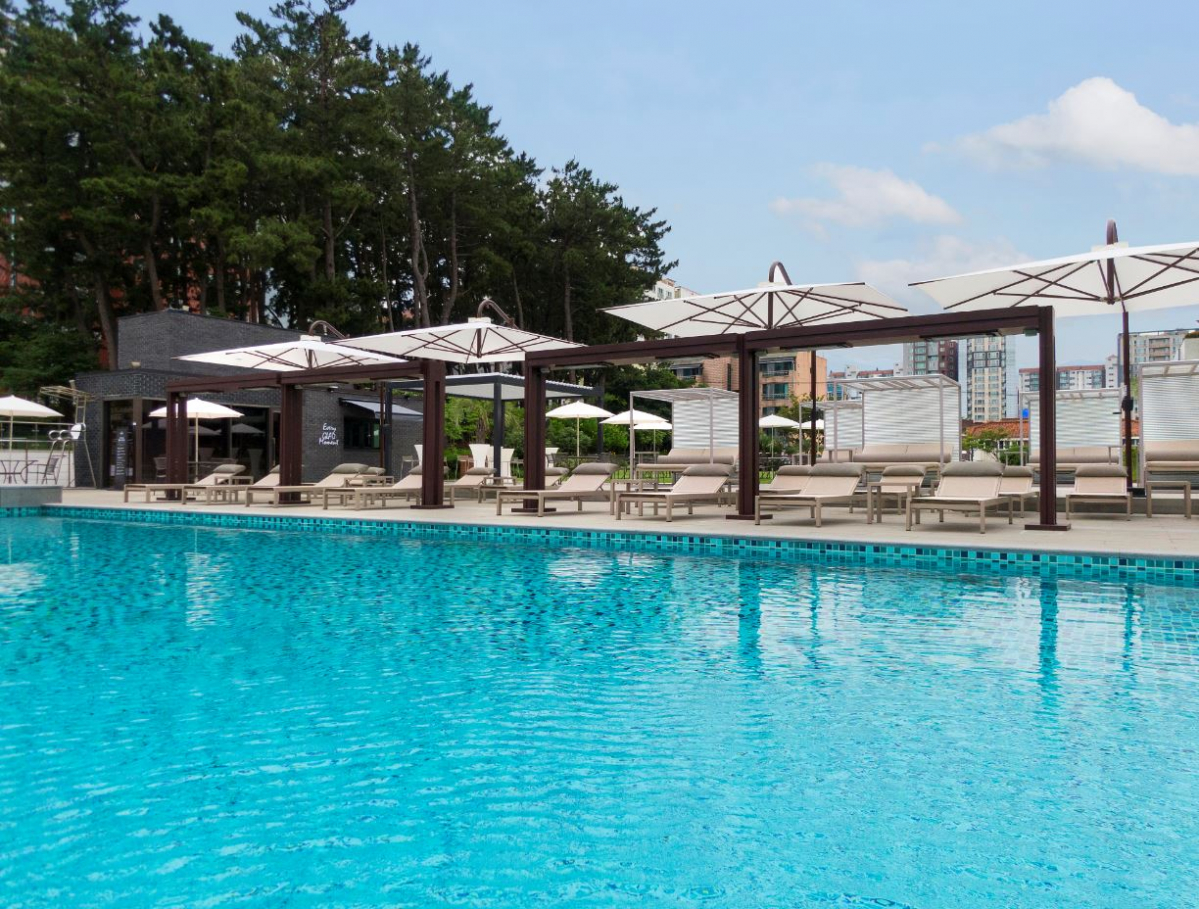 ▲메종 글래드 제주의 야외 수영장 '더 파티오 풀'. (사진제공=글래드 호텔앤리조트)