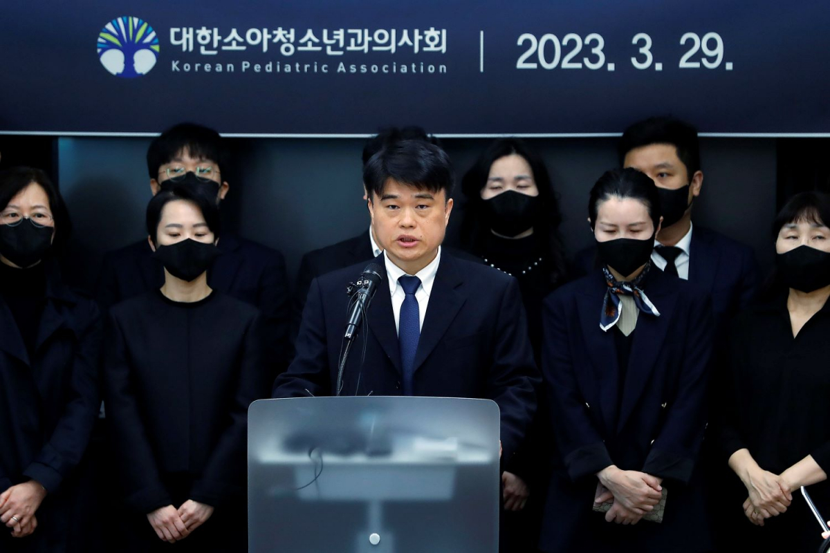 ▲임현택 대한소아청소년과의사회 회장이 지난달 29일 서울 용산구 대한의사협회에서 소아청소년과 폐과와 대국민 작별인사 기자회견을 하고 있다.  (뉴시스)