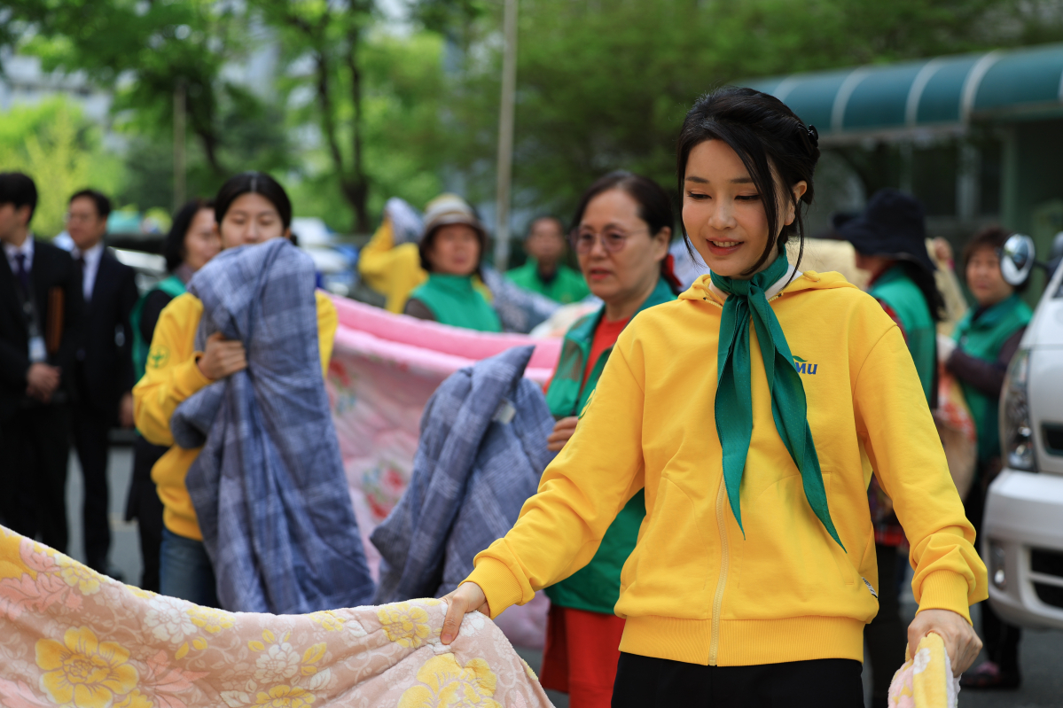 ▲김건희 여사가 14일 대전 서구에서 새마을회 회원들과 이동식 빨래방 봉사활동을 하고 있다. (연합뉴스)