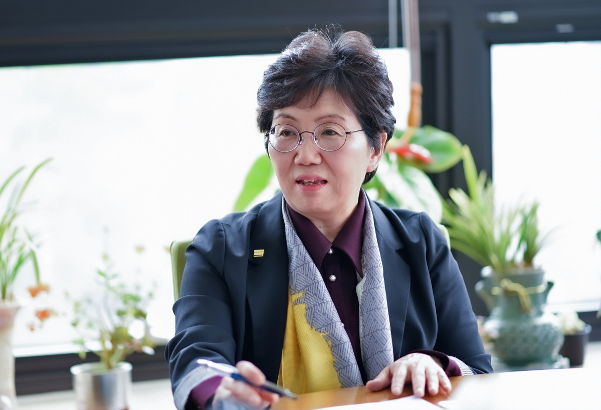 ▲14일 오후 장명선 원장이 서울 은평구 한국양성평등교육진흥원에서 이투데이와의 인터뷰에 응하고 있다. (한국양성평등교육진흥원)