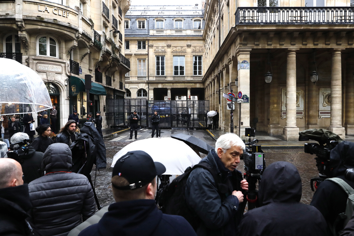 ▲14일(현지시간) 프랑스 파리 헌법위원회 앞에서 기자들의 모습이 보인다. 파리/EPA연합뉴스