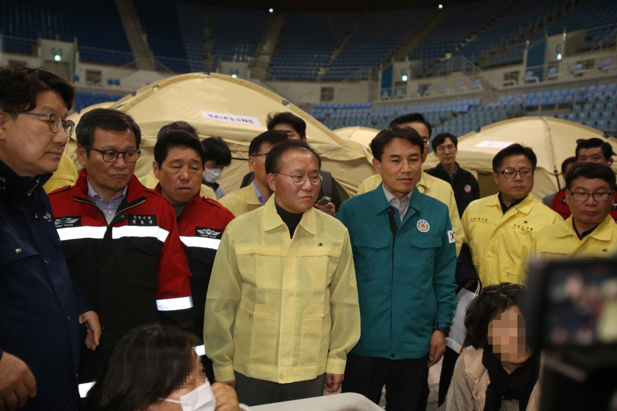 ▲[강릉=뉴시스] 김경목 기자 = 윤재옥 국민의힘 원내대표가 15일 오후 산불 피해 지역인 강원도 강릉 아레나 이재민 대피소에서 한 이재민으로부터 사건 당일 119의 대응 미흡에 대해 지적하는 말을 경청하고 있다. 권성동 의원, 김홍규 강릉시장, 김진태 강원도지사, 권혁열 강원도의회 의장 등이 동행하고 있다. 2023.04.15. photo31@newsis.com