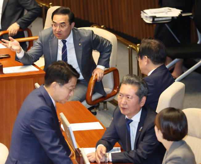 ▲더불어민주당 이재명 대표와 박홍근 원내대표 등 지도부가 13일 오후 열린 국회 본회의에서 대화하고 있다 (연합뉴스)