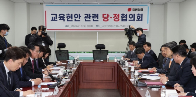 ▲이주호 부총리 겸 교육부 장관이 17일 오전 서울 여의도 국회 의원회관에서 열린 교육위 당정협의회에서 발언하고 있다. (연합뉴스)