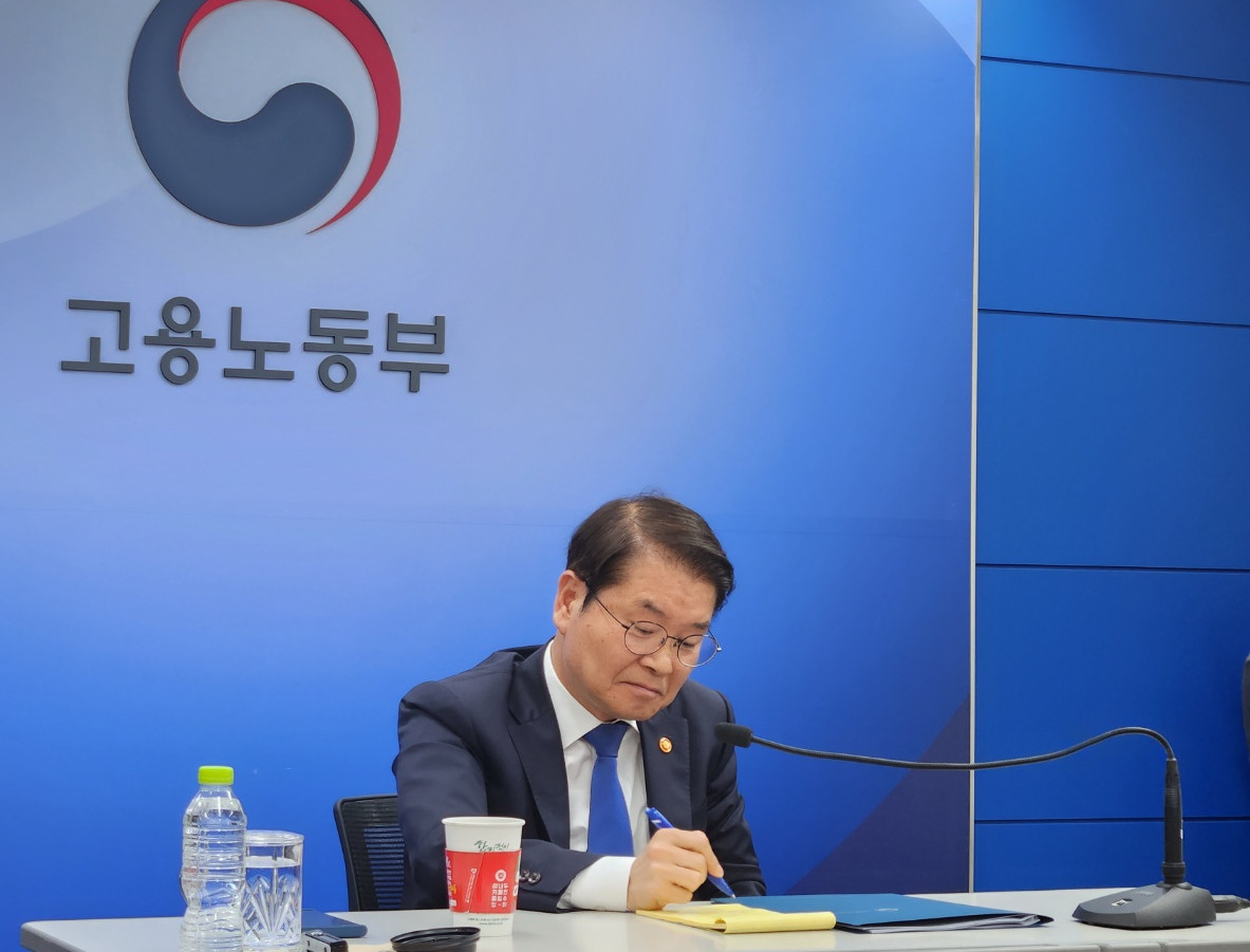 ▲이정식 고용노동부 장관이 17일 정부세종청사에서 진행된 기자간담회에서 질문을 듣고 있다.