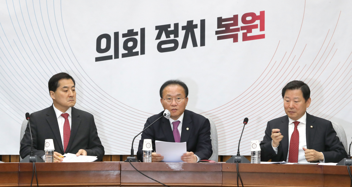 ▲윤재옥 국민의힘 원내대표가 18일 오전 서울 여의도 국회에서 열린 원내대책회의에서 발언하고 있다. (뉴시스)