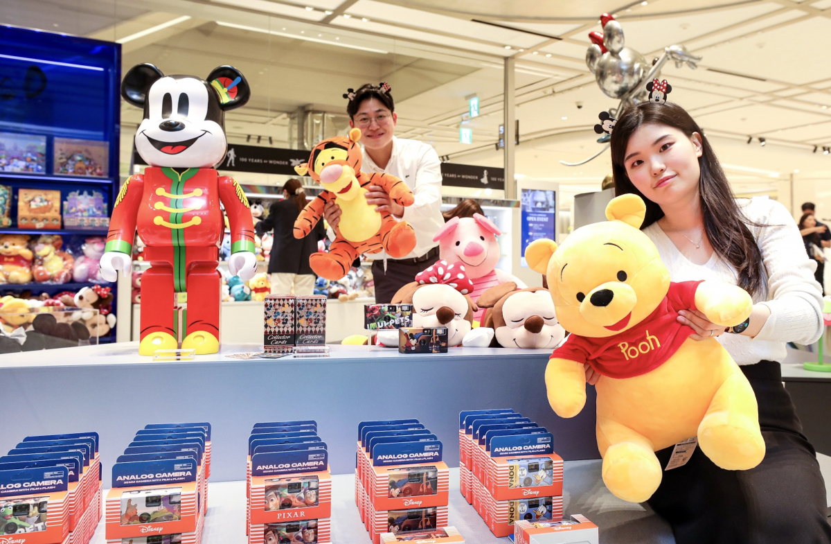 ▲18일 오전 경기도 성남시 분당구에 위치한 현대백화점 판교점 5층 ‘디즈니 100주년’ 기념 팝업스토어에서 직원들이 상품을 소개하고 있다. (사진제공=현대백화점그룹)