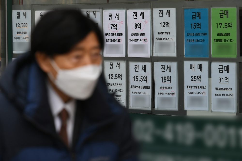 ▲서울 시내 한 공인중개사 사무소에 매물 정보가 붙어 있다. 조현호 기자 hyunho@