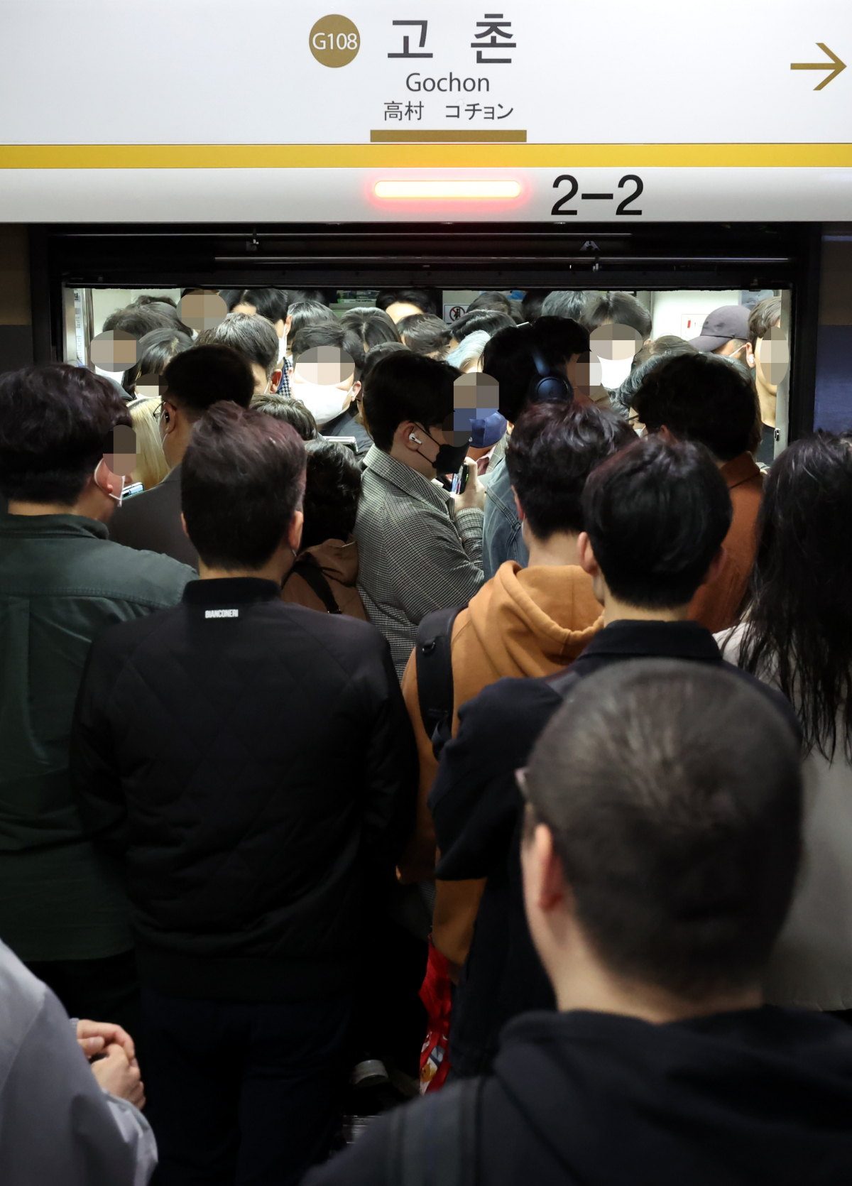 ▲김포도시철도(김포골드라인)에 승객 과밀 현상이 이어진 18일 오전 경기도 김포시 고촌역 하행선 승강장에서 승객들이 만원 전동차에 탑승하고 있다.  (연합뉴스)