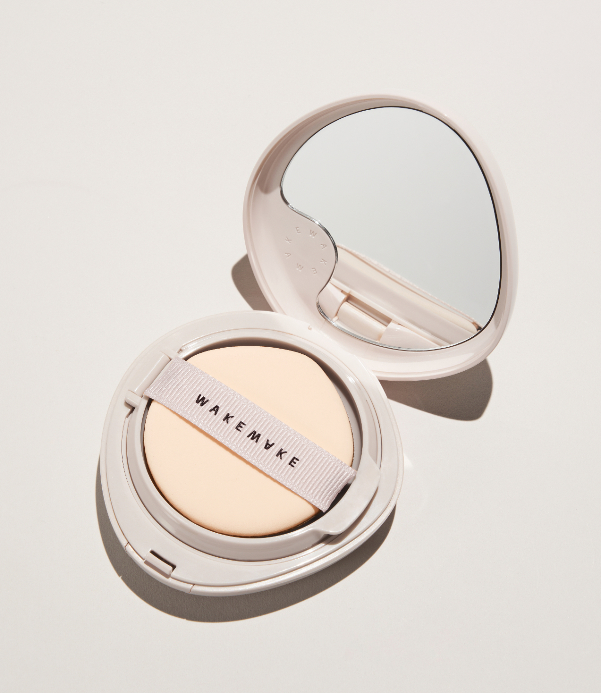 ▲PHA를 활용해 용기를 만든 올리브영 웨이크메이크 워터 벨벳 쿠션  (사진제공=CJ제일제당)