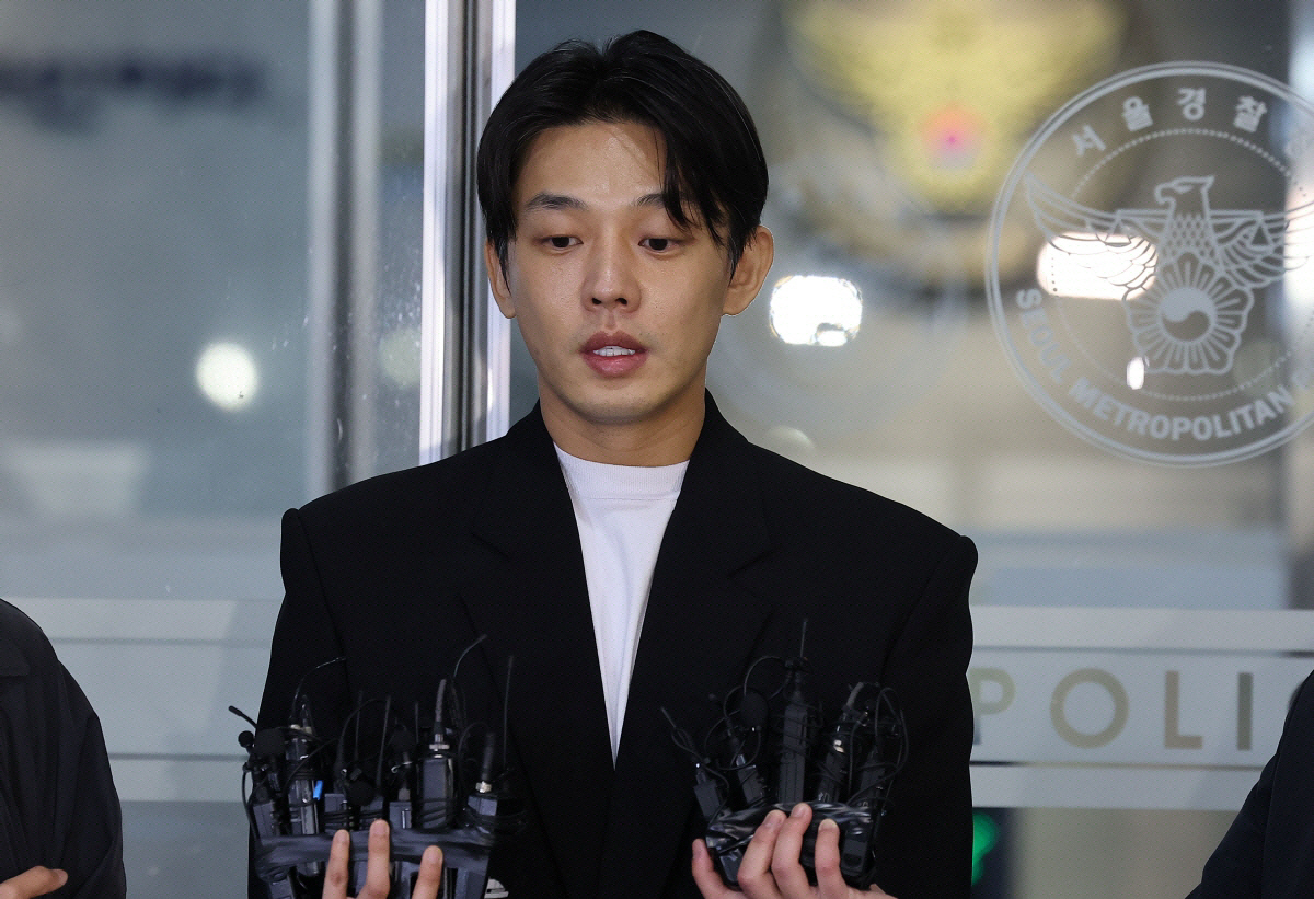 ▲배우 유아인(본명 엄홍식)이 3월 27일 오후 경찰 조사를 마친 뒤 서울경찰청 마약범죄수사대를 나서며 발언하고 있다. (연합뉴스)
