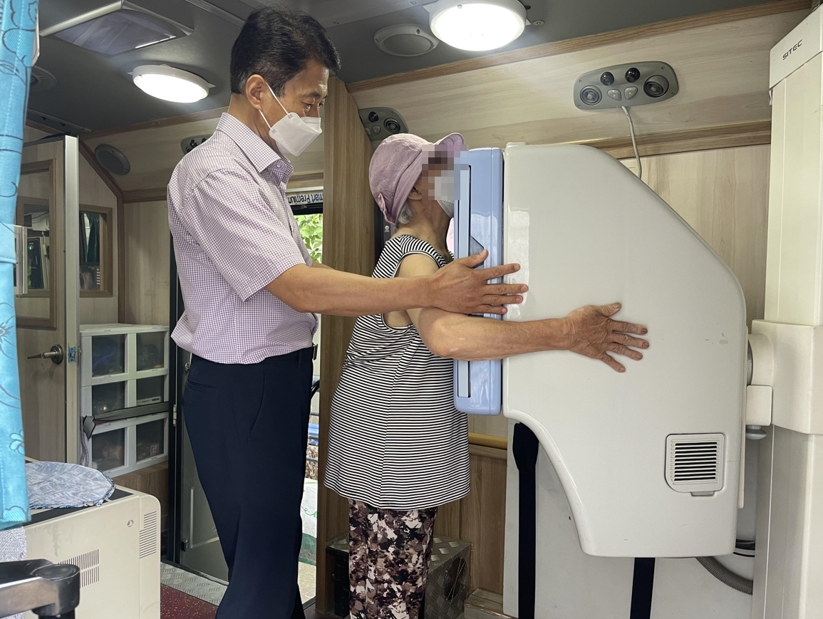 ▲찾아가는 결핵검진 검사를 받고 있는 주민. (자료제공=관악구)