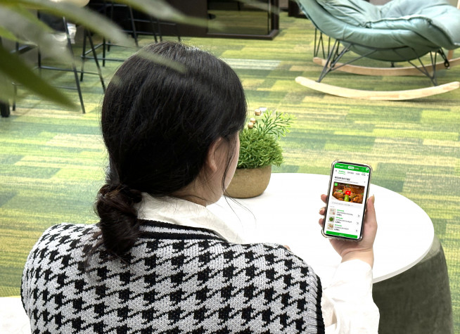 ▲모델이 GS프레시몰이 신규 론칭한 끼니연구소를 살펴보고 있다.. (사진제공=GS리테일)