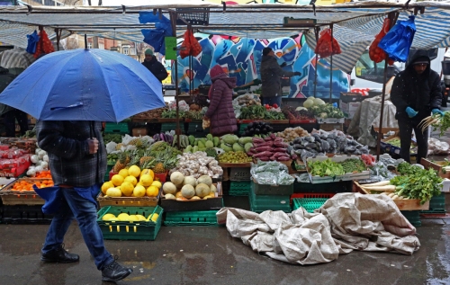 ▲한 남성이 영국 런던 시장을 지나가고 있다. 런던/AFP연합뉴스
