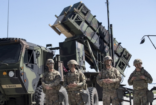 ▲리투아니아 샤울리아이 공군기지에서 실시된 NATO 대공방어훈련에 참여한 미국 장병들이 패트리엇 미사일 앞에 서 있다. 빌뉴스/AP연합뉴스
