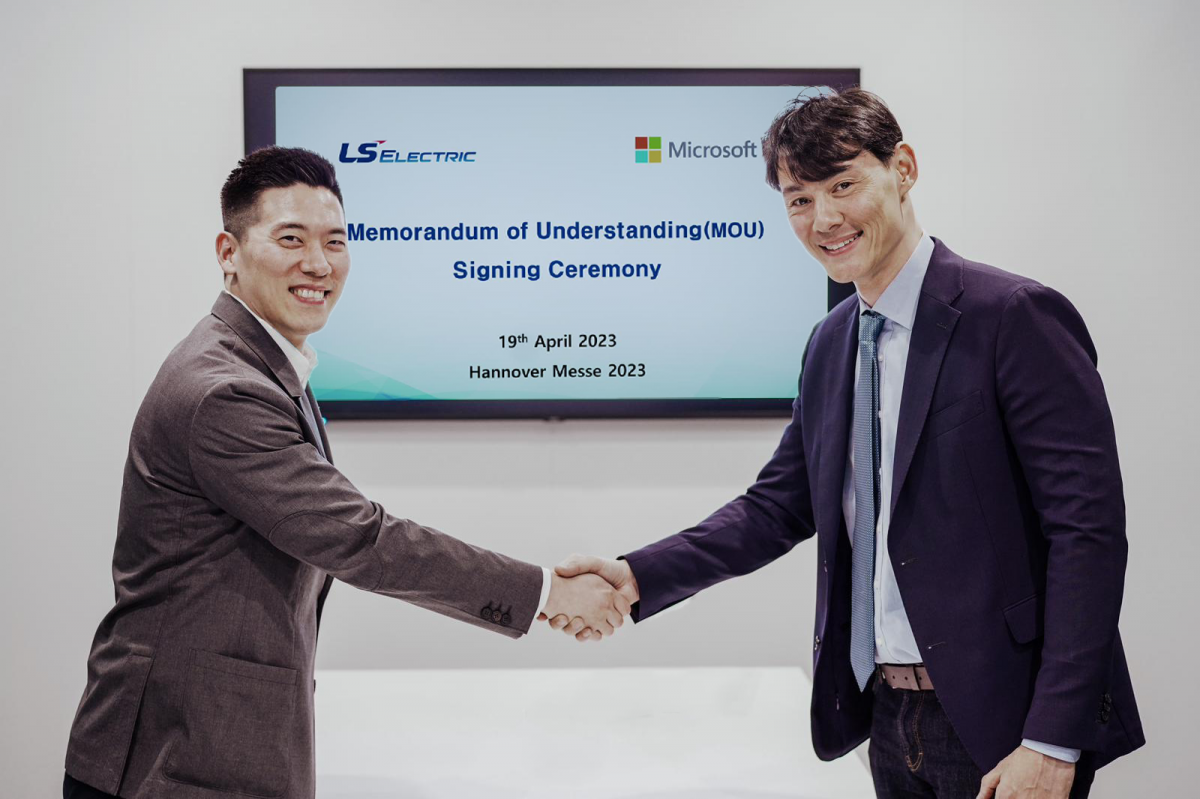 ▲구동휘 LS일렉트릭 부사장(왼쪽)과 도미니크 위 마이크로소프트 제조 및 모빌리티부문 기업 부사장(오른쪽)이 MOU를 체결하고 기념촬영을 하는 모습. (사진제공=LS일렉트릭)