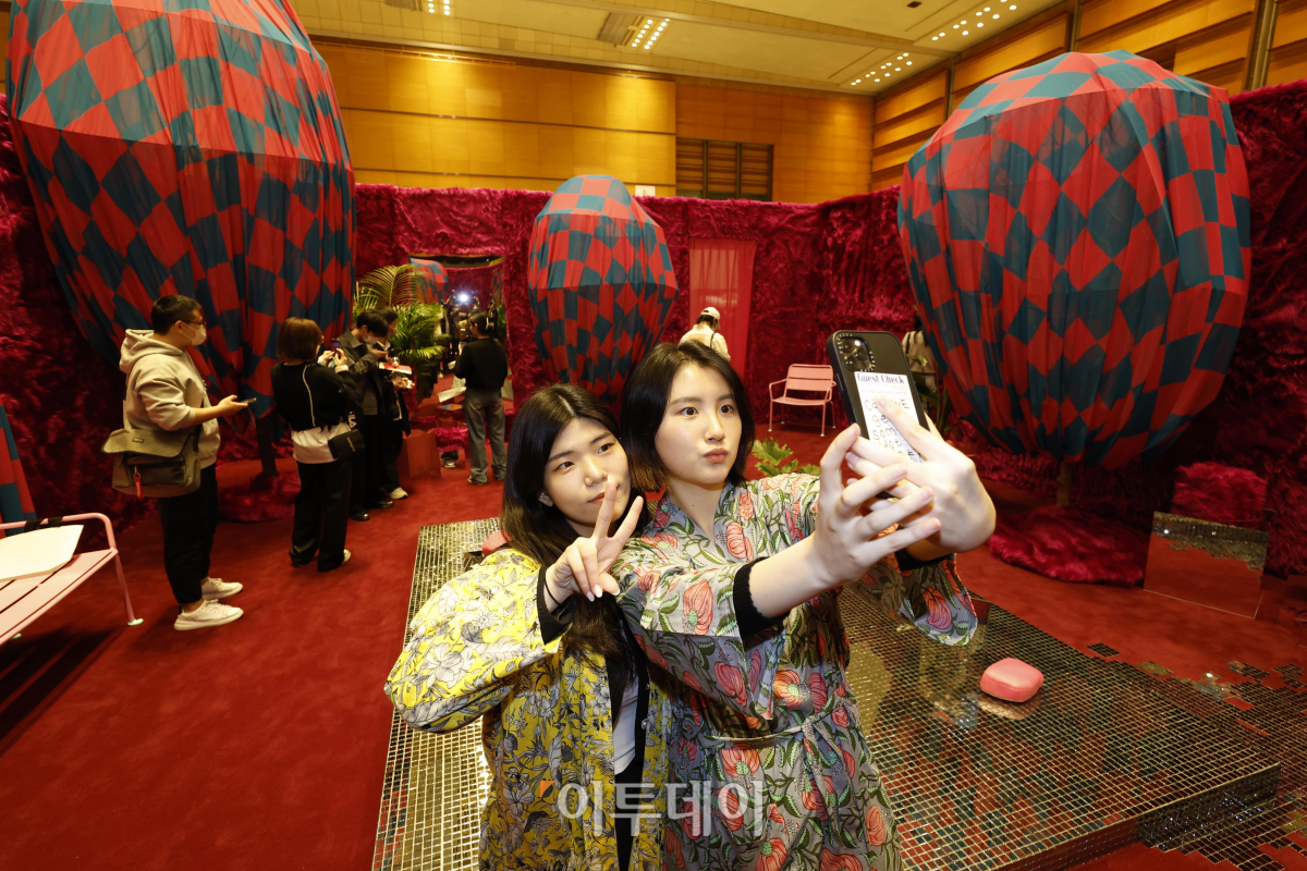 ▲20일 오전 서울 강남구 코엑스에서 열린 프리미엄 홈스타일링 전시회 '2023 더 메종'에서 관람객들이 전시품을 배경으로 셀카를 찍고 있다.