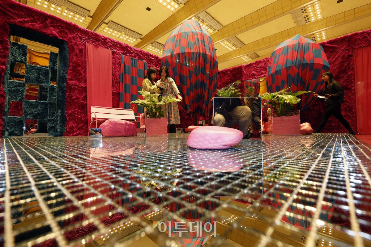 ▲20일 오전 서울 강남구 코엑스에서 열린 프리미엄 홈스타일링 전시회 '2023 더 메종'에서 관람객들이 전시품을 관람하고 있다. 