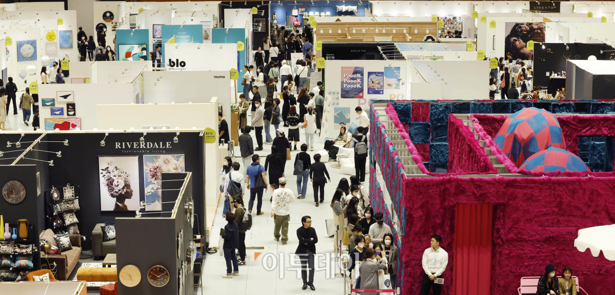 ▲20일 오전 서울 강남구 코엑스에서 열린 프리미엄 홈스타일링 전시회 '2023 더 메종'에서 관람객들이 전시품을 관람하고 있다. 