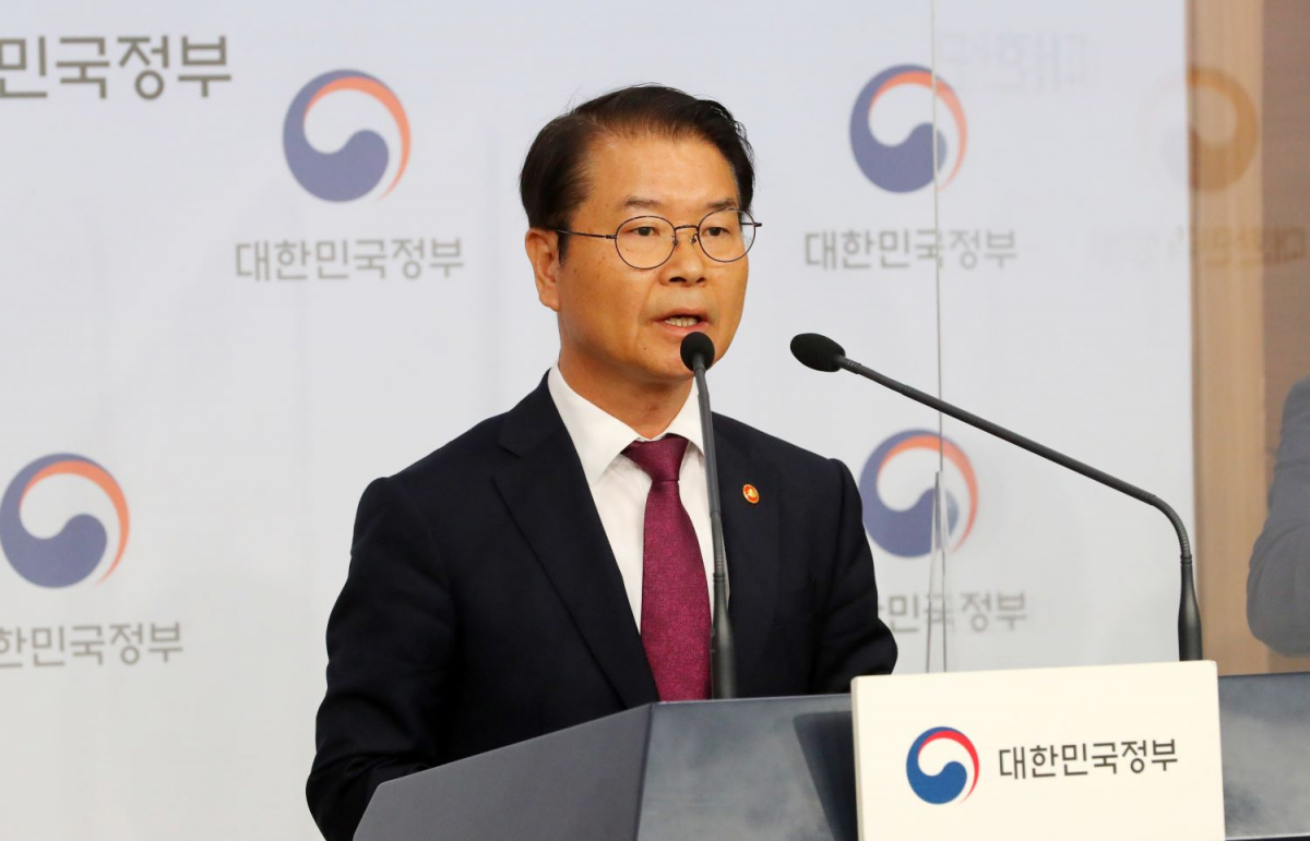 ▲이정식 고용노동부 장관이 20일 오전 서울 종로구 정부서울청사 별관에서 노동조합 회계 투명성 강화 및 불공정 채용 근절 브리핑을 하고 있다. (뉴시스)