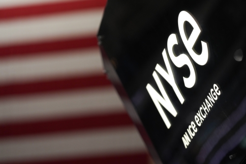▲미국 국기를 배경으로 뉴욕증권거래소(NYSE) 표시가 보인다. AP연합뉴스
