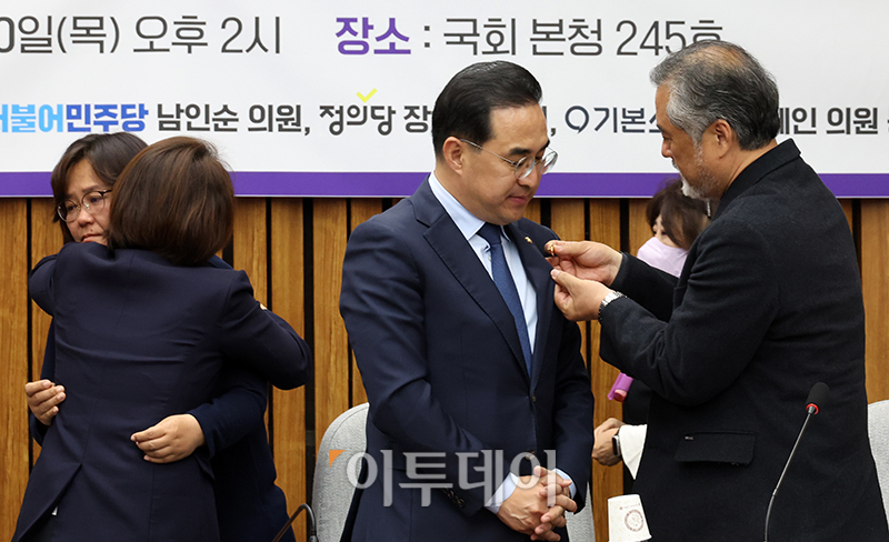▲박홍근 더불어민주당 원내대표에게 진실의 별 달아주는 이정민 유가족협의회 대표 직무대행. (고이란 기자 photoeran@)