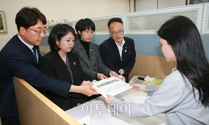 ▲특별법안 제출하는 강성희(왼쪽부터) 진보당·용혜인 기본소득당·장혜영 정의당·박주민 더불어민주당 의원. (고이란 기자 photoeran@)