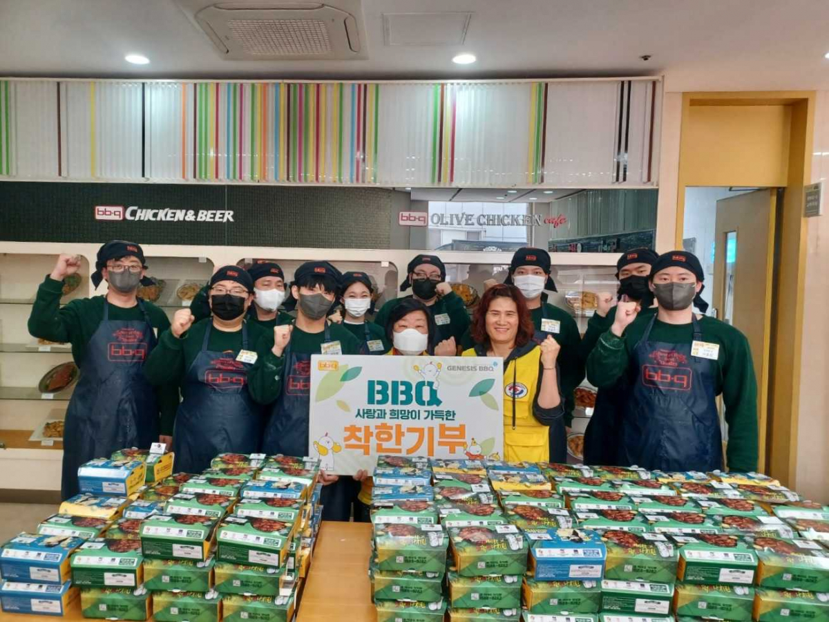 ▲BBQ가 대한적십자사 경기도지사 광주지구협의와 치킨대학 착한기부를 통해 저소득층 독거노인 가정에 치킨을 기부하고 있다. (사진제공=제너시스BBQ)