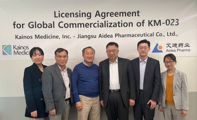 ▲카이노스메드 관계자와 중국 장수아이디 관계자가 기술 이전 계약을 체결하고 기념촬영을 하고 있다. (사진제공=카이노스메드)