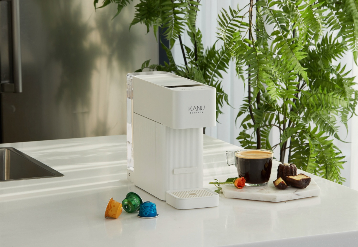 ▲동서식품의 캡슐커피 카누 바리스타와 커피머신. (사진제공=동서식품)