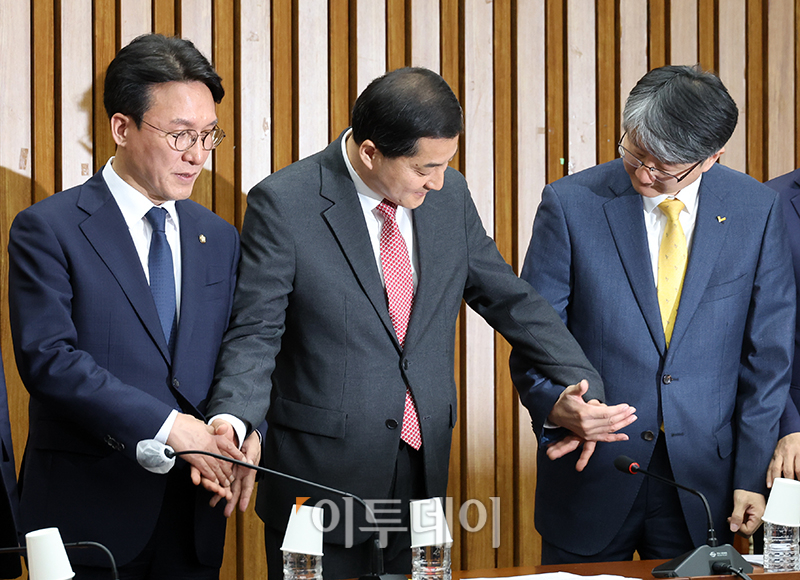 ▲손잡은 여야 3당. 왼쪽부터 민주당 김민석, 국민의힘 박대출, 정의당 김용신 정책위의장. (고이란 기자 photoeran@)