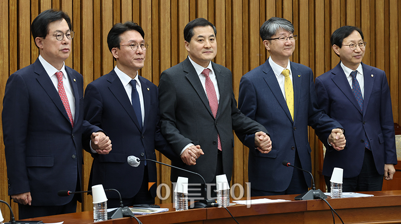 ▲손잡은 여야 3당. 민주당 김민석(오른쪽 네번째), 국민의힘 박대출(오른쪽 세번째), 정의당 김용신(오른쪽 두번째) 정책위의장. (고이란 기자 photoeran@)