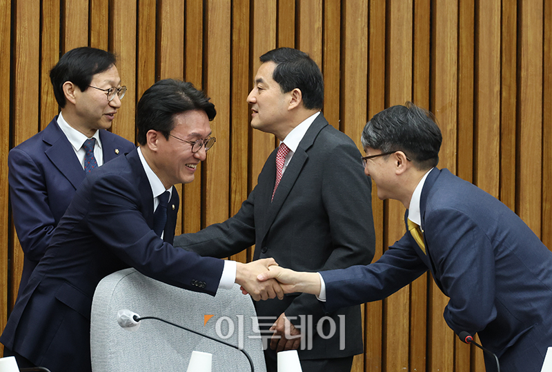 ▲인사하는 여야 3당. 민주당 김민석(오른쪽 세번째), 국민의힘 박대출(오른쪽 두번째), 정의당 김용신(오른쪽) 정책위의장. (고이란 기자 photoeran@)