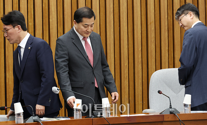 ▲자리로 향하는 여야 3당. 왼쪽부터 민주당 김민석, 국민의힘 박대출, 정의당 김용신 정책위의장. (고이란 기자 photoeran@)