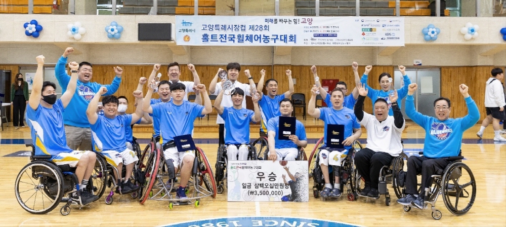 ▲코웨이블루휠스는 20일 고양시 홀트장애인종합체육관에서 열린 제 28회 홀트전국휠체어농구대회 결승전에서 춘천시장애인체육회를 66대 64로 꺾고 정상에 올랐다. (사진제공=코웨이 )
