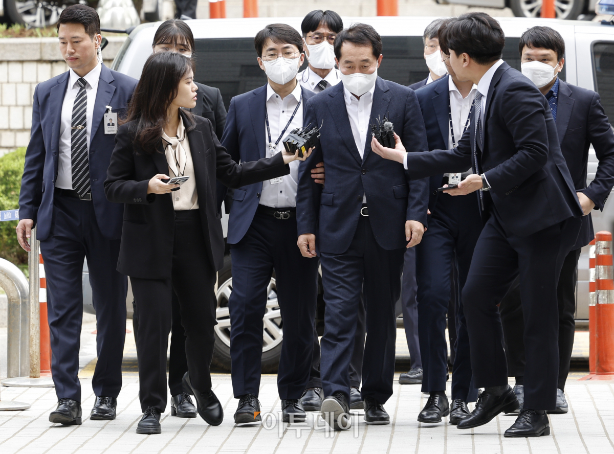 ▲'2021년 더불어민주당 전당대회 돈봉투 살포 의혹'의 핵심인물인 강래구 한국수자원공사 상임감사위원이 21일 서울 서초구 서울중앙지방법원에서 열린 구속 전 피의자심문(영장실질심사)에 출석하고 있다. 조현호 기자 hyunho@