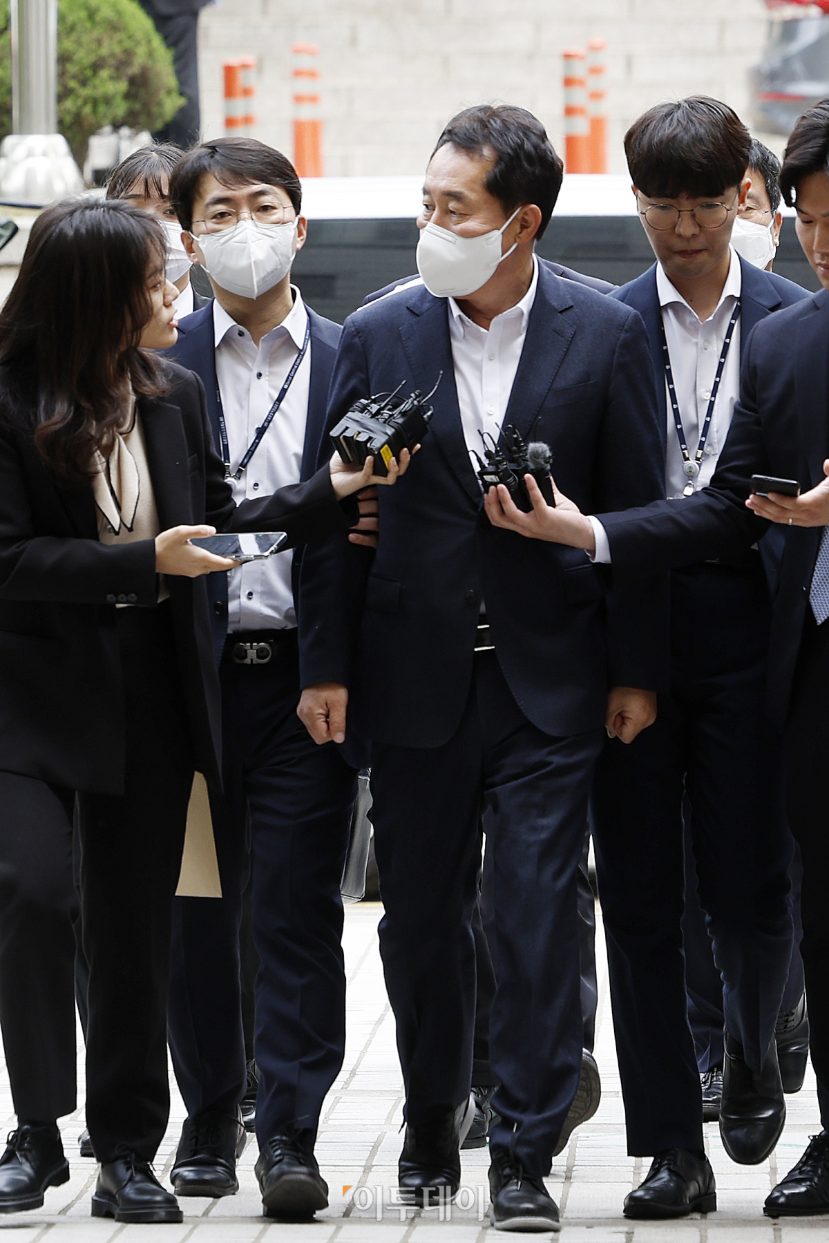 ▲'2021년 더불어민주당 전당대회 돈봉투 살포 의혹'의 핵심인물인 강래구 한국수자원공사 상임감사위원이 21일 서울 서초구 서울중앙지방법원에서 열린 구속 전 피의자심문(영장실질심사)에 출석하는 도중 취재진의 질문에 답하고 있다. 조현호 기자 hyunho@