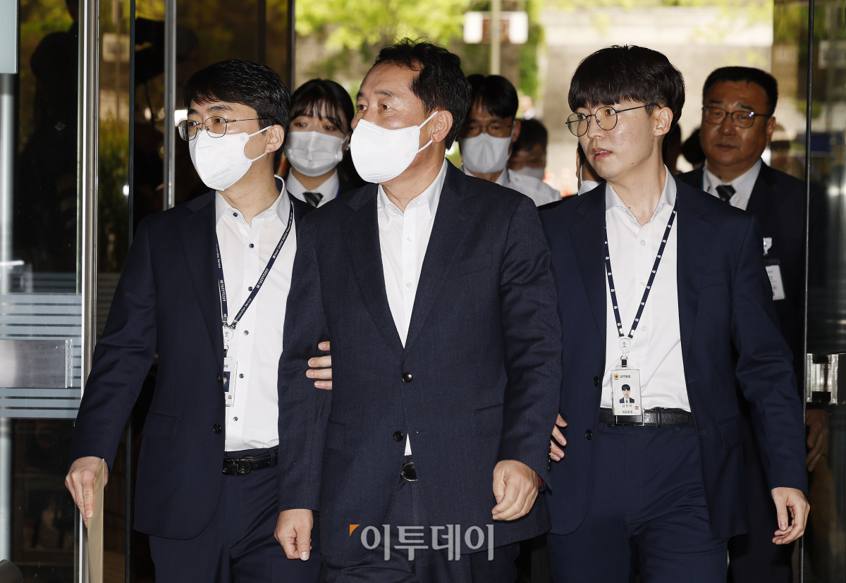 ▲'2021년 더불어민주당 전당대회 돈봉투 살포 의혹'의 핵심인물인 강래구 한국수자원공사 상임감사위원이 21일 서울 서초구 서울중앙지방법원에서 열린 구속 전 피의자심문(영장실질심사)에 출석하고 있다. 조현호 기자 hyunho@