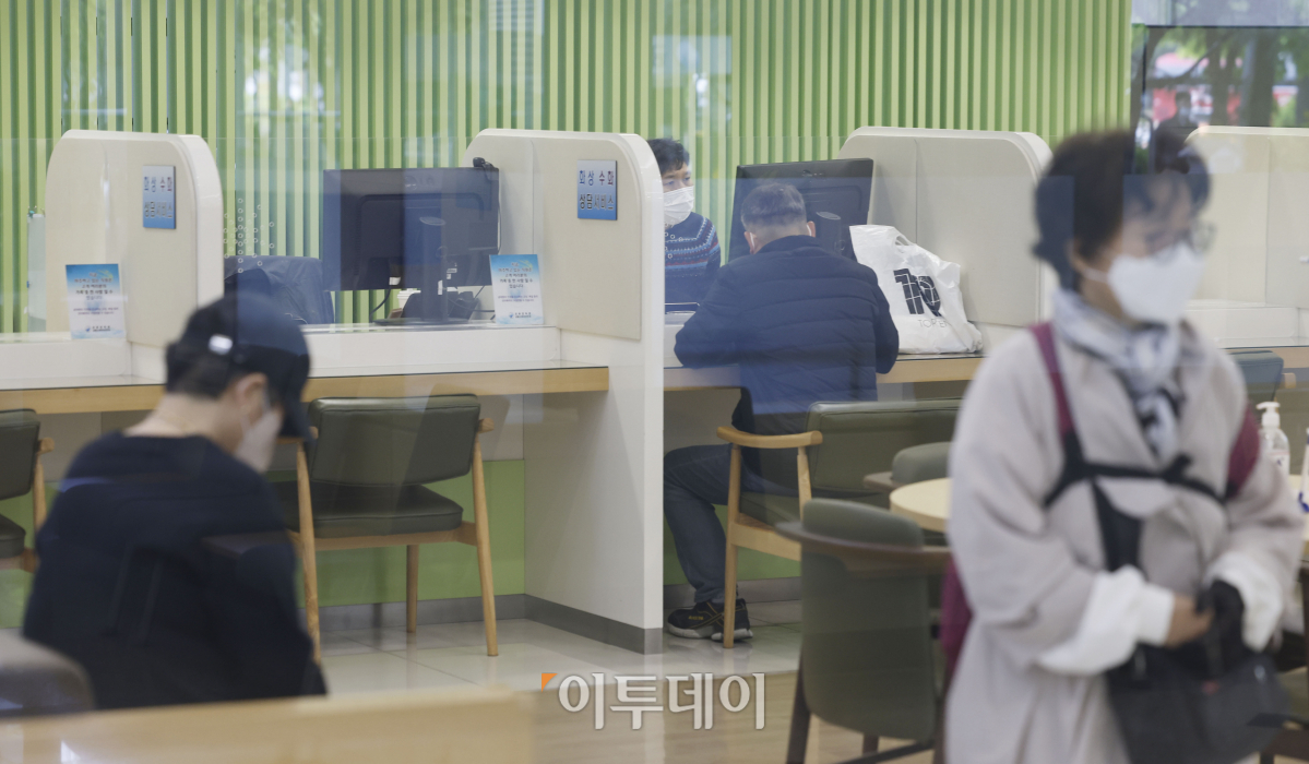 ▲21일 오후 서울 영등포구 금융감독원 내 전세사기 피해 종합금융지원센터를 찾은 피해자들이 상담을 받고 있다. 조현호 기자 hyunho@