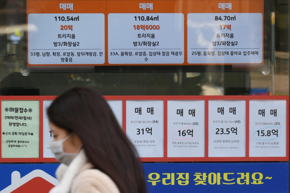 ▲서울 시내 한 공인중개사 사무소에 매물 정보가 붙어 있다(사진=조현호 기자 hyunho@)