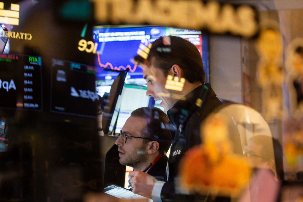 ▲20일 미국 뉴욕증권거래소에서 트레이더들이 업무를 보고 있다. 뉴욕/신화뉴시스