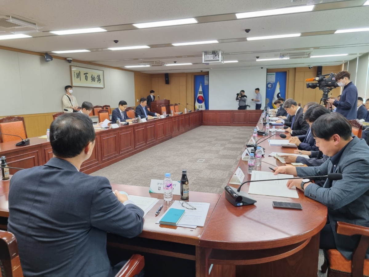 ▲송상근 해양수산부 차관이 21일 정부세종청사에서 수산물 안전관리 방안을 모색하기 위해 열린 정책 시·도 협의회를 주재하고 있다. (사진제공=해양수산부)