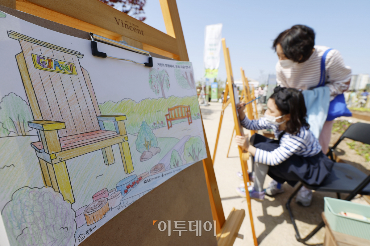 ▲21일 서울 강서구 서울식물원에 조성된 'KAC 열린 놀이공간-거인의정원'에서 한 아이가 엄마와 정원컬러링 체험을 하고 있다. 조현호 기자 hyunho@