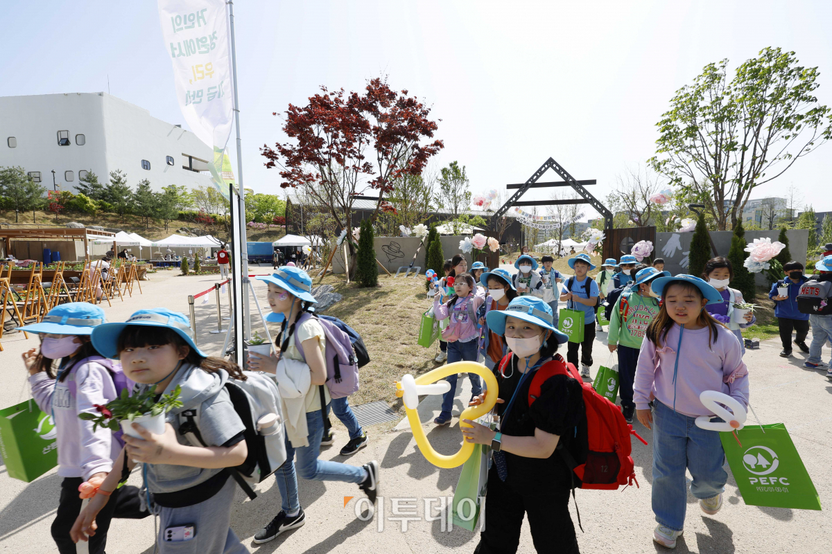 ▲21일 서울 강서구 서울식물원에 조성된 'KAC 열린 놀이공간-거인의정원'에서 아이들이 정원을 둘러보고 있다. 조현호 기자 hyunho@