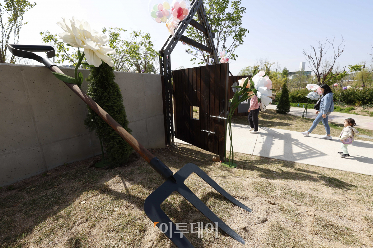 ▲21일 서울 강서구 서울식물원에 조성된 'KAC 열린 놀이공간-거인의정원'에서 한 아이가 엄마와 정원을 둘러보고 있다. 조현호 기자 hyunho@