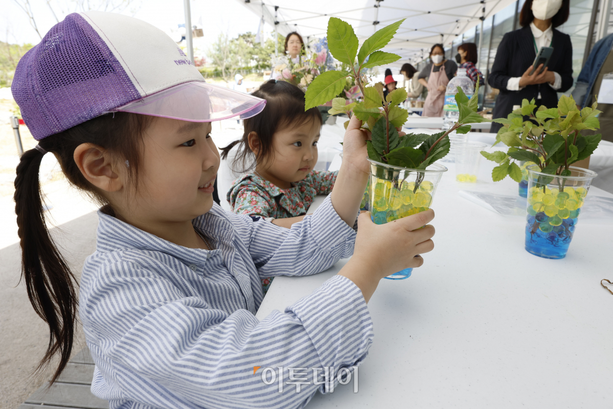 ▲21일 서울 강서구 서울식물원에 조성된 'KAC 열린 놀이공간-거인의정원'에서 아이들이 식물 꾸미기 체험을 하고 있다. 조현호 기자 hyunho@
